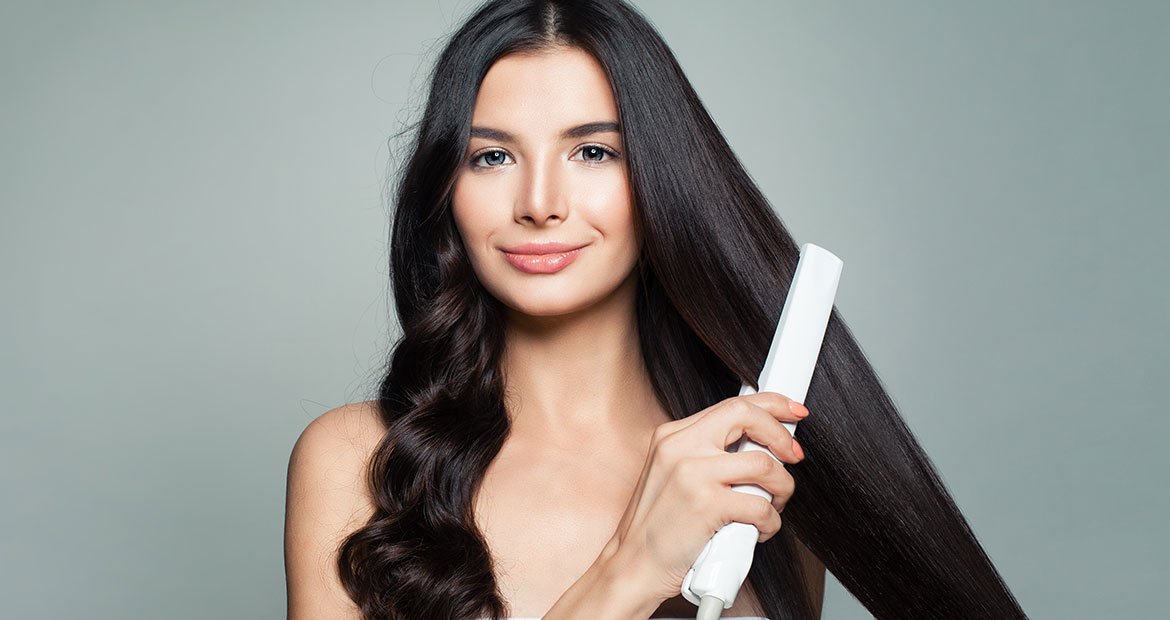 Mulher Passando Chapinha Em Seus Longos Cabelos Pretos