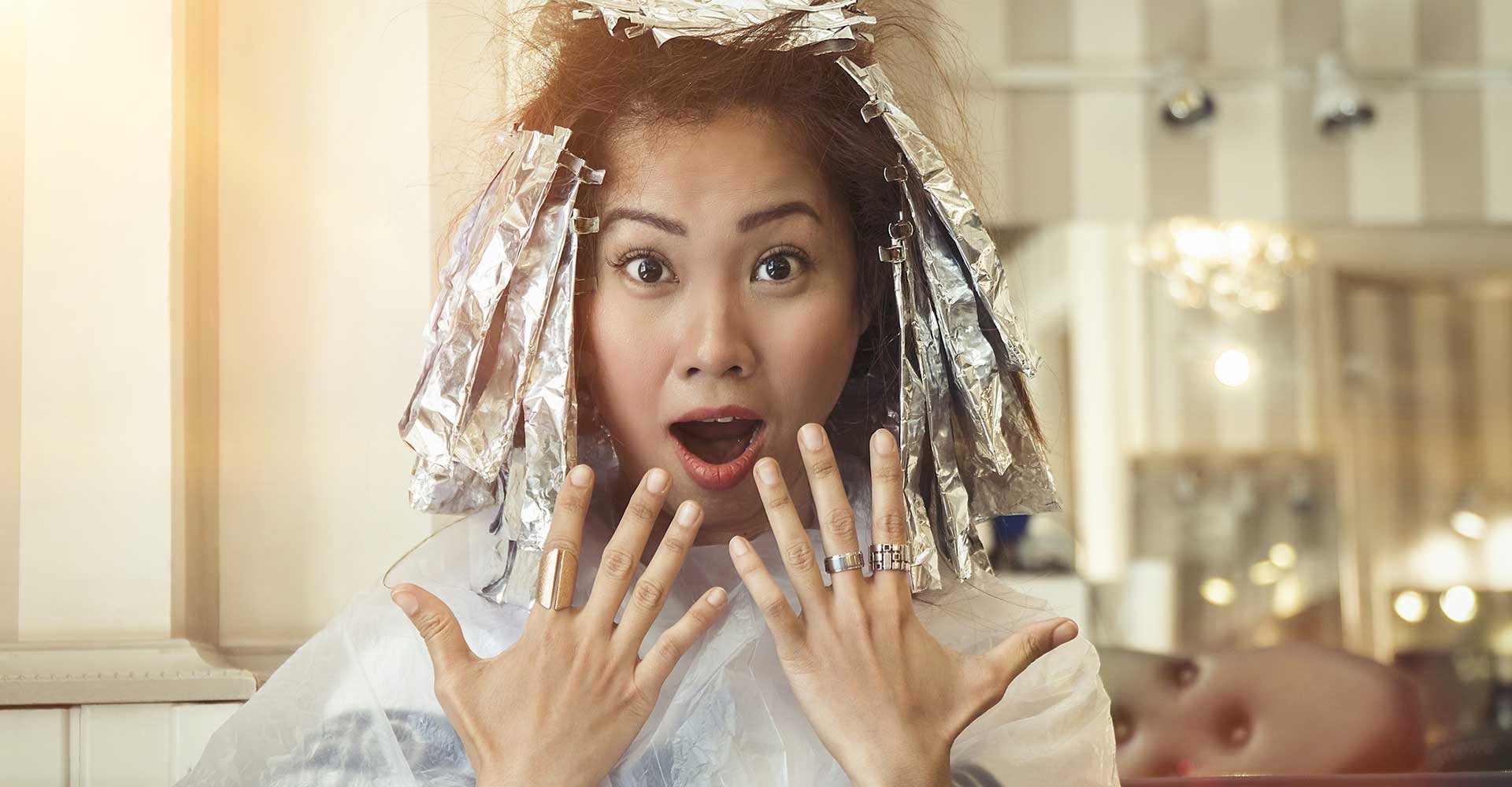 Modelo Asitica Fazendo Luzes Em Seu Cabelo Espantada