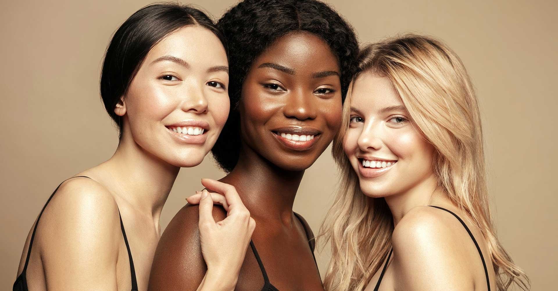 Trio de modelos com uma modelo sendo asiática uma negra e uma branca