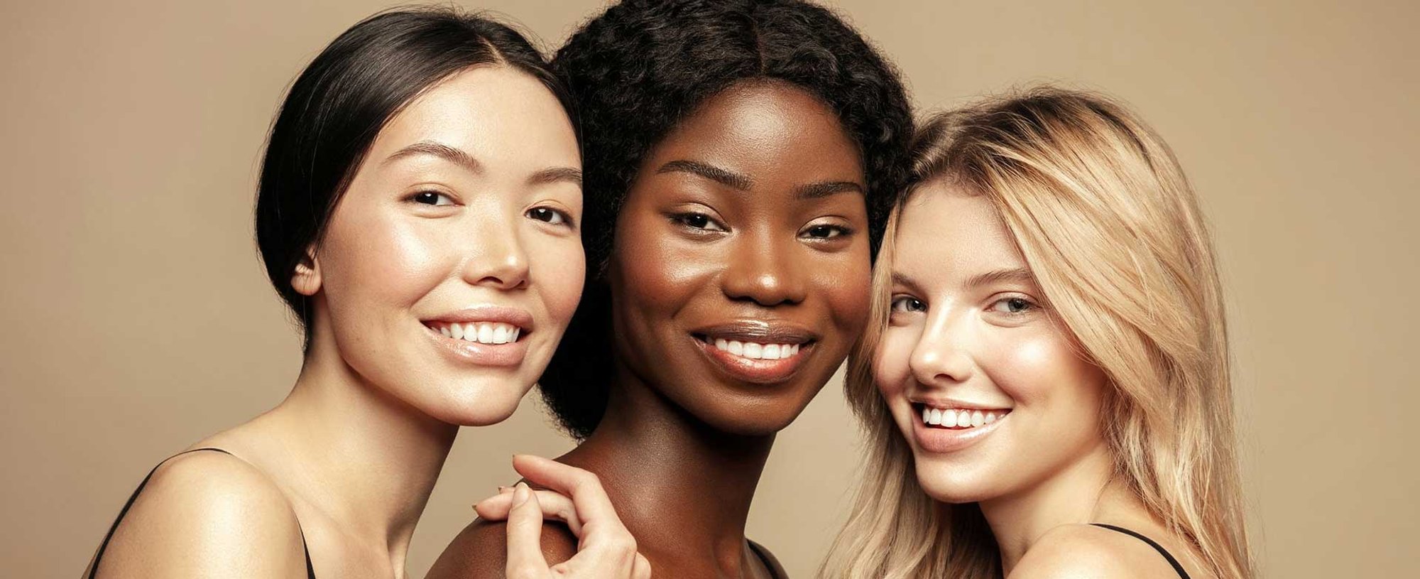 Trio de modelos com uma modelo sendo asiática uma negra e uma branca