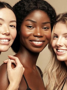Trio de modelos com uma modelo sendo asiática uma negra e uma branca