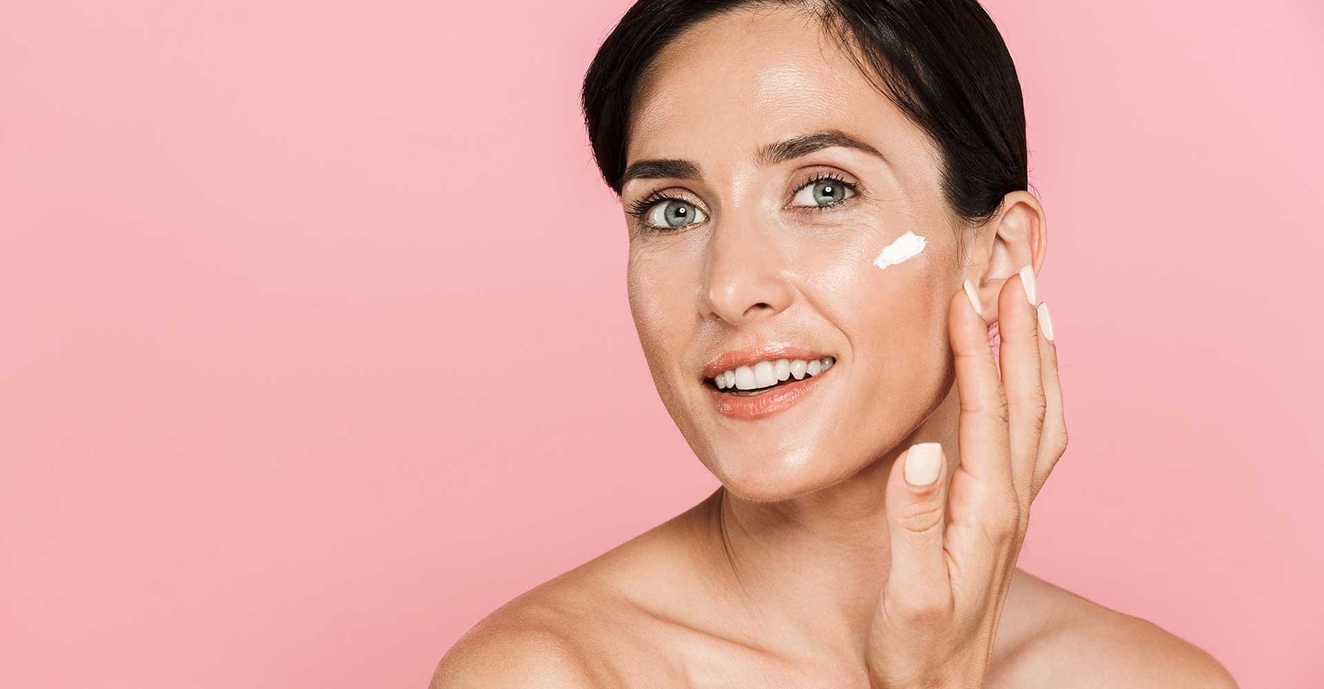 Mulher Passando Protetor Solar Em Seu Rosto