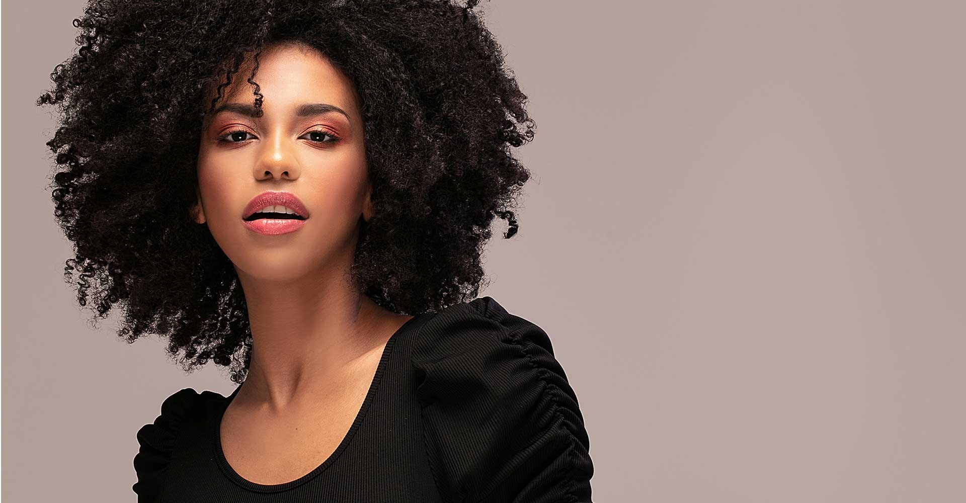 Modelo negra com cabelos cacheados