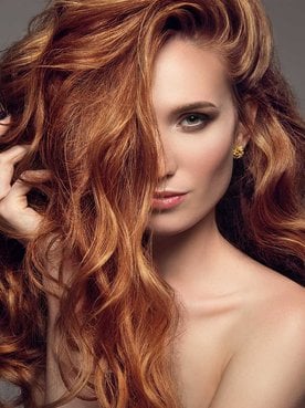 Mulher com longos cabelos ruivos