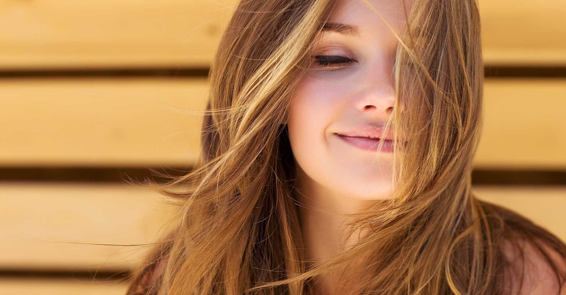 Modelo loira com mechas nas pontas