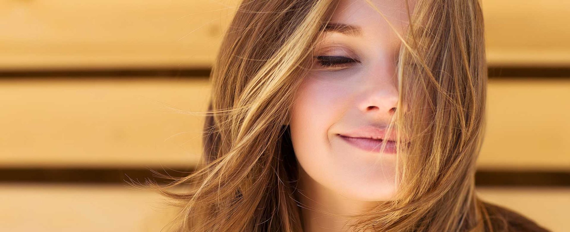 Modelo loira com mechas nas pontas