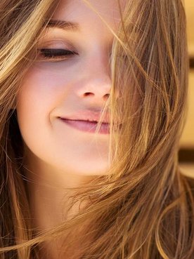 Modelo loira com mechas nas pontas