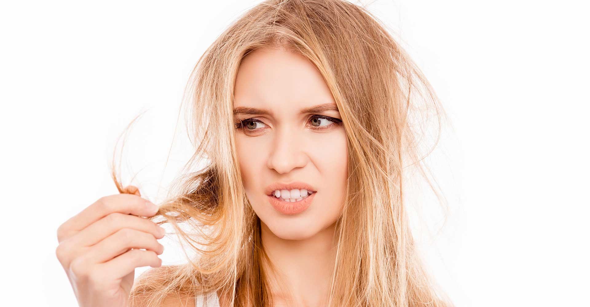 Modelo loira observando seu cabelo