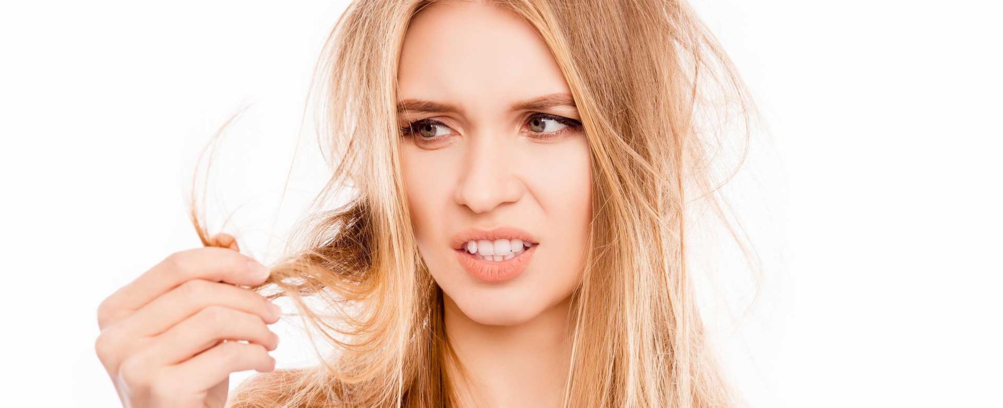 Modelo loira observando seu cabelo