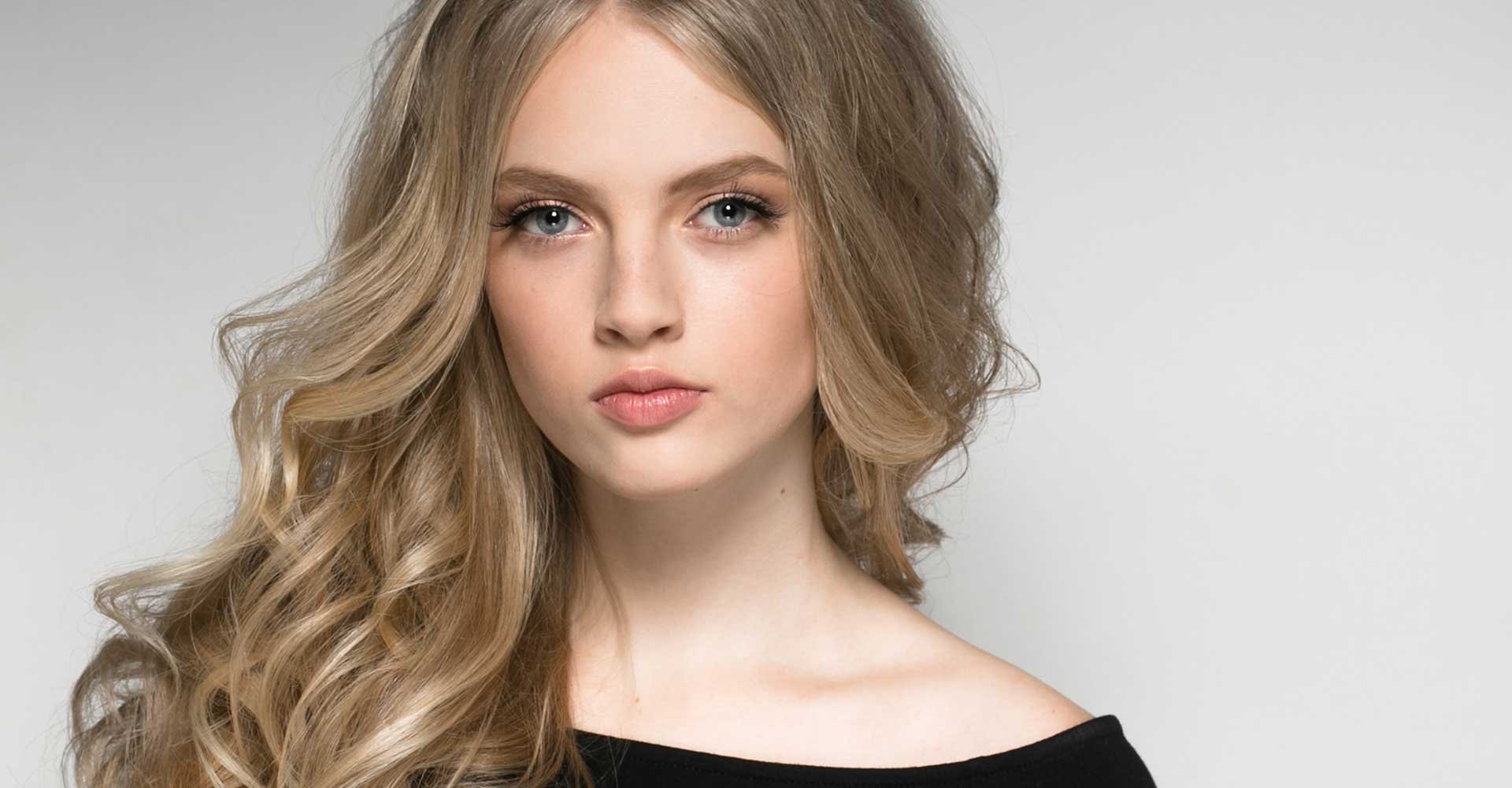 Modelo loira com cabelo ondulado