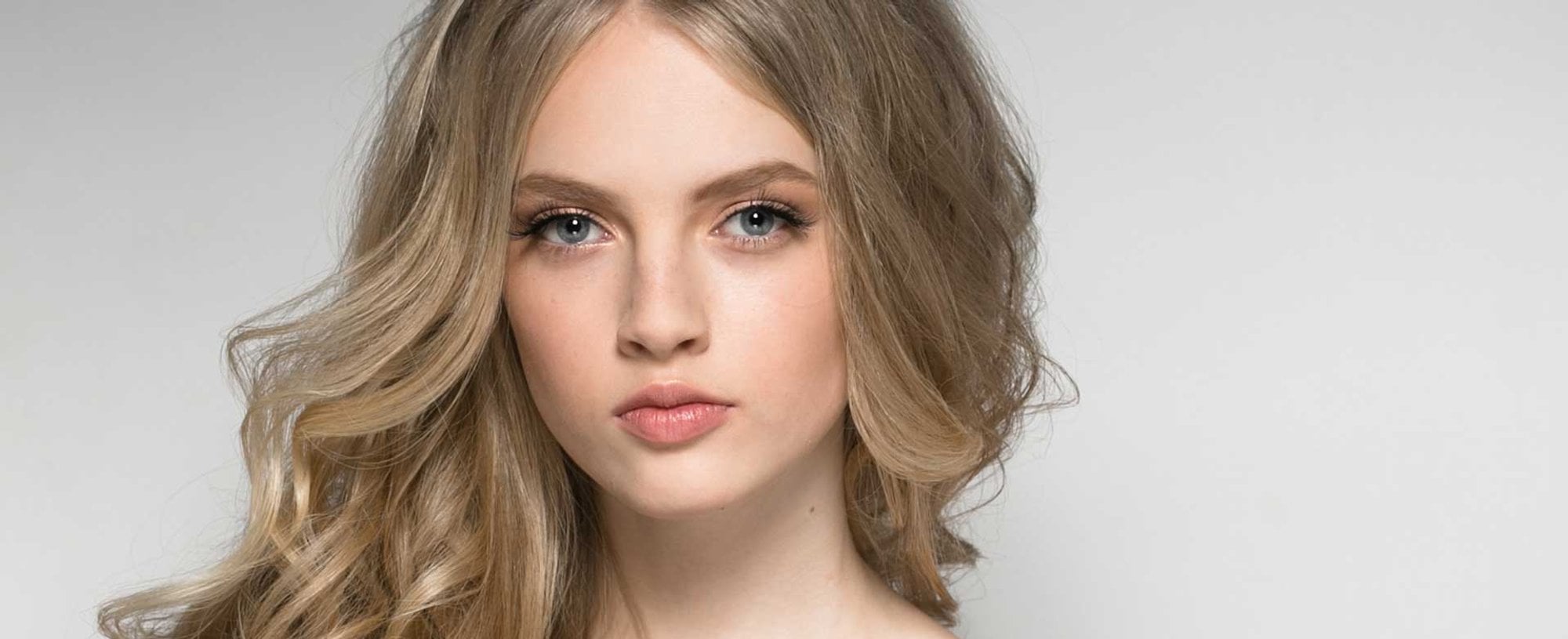 Modelo loira com cabelo ondulado