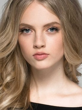 Modelo loira com cabelo ondulado