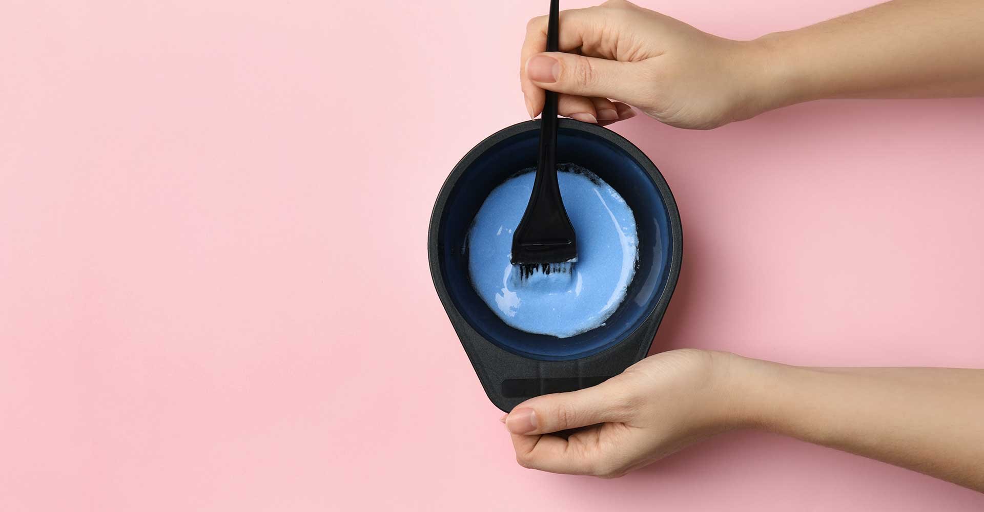 Mos pegando um produto para cabelo de cor azul