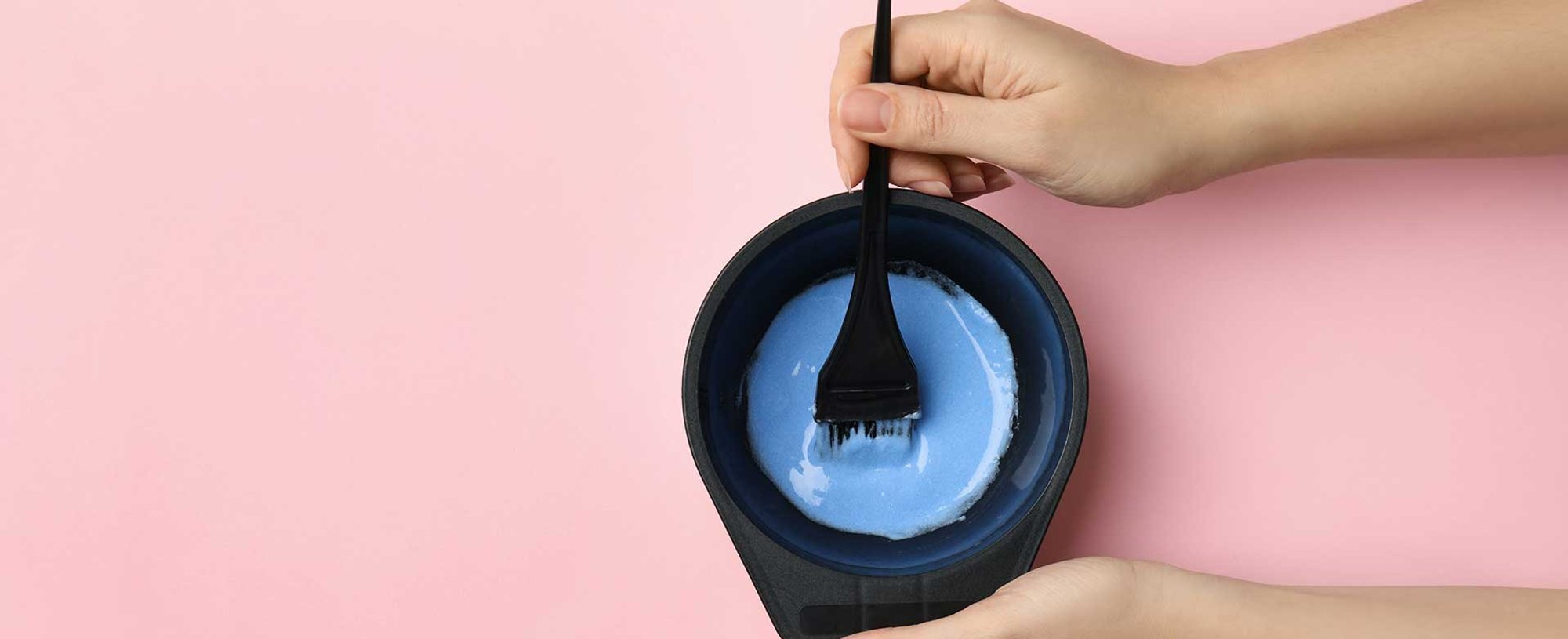 Mos Pegando Um Produto Para Cabelo De Cor Azul