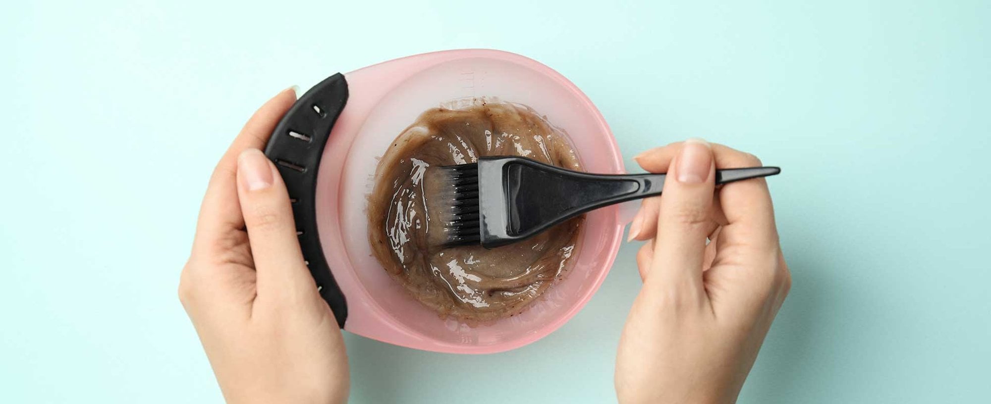 Mulher preparando produto para cabelo