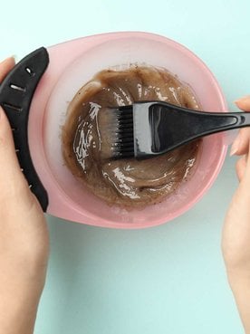 Mulher preparando produto para cabelo