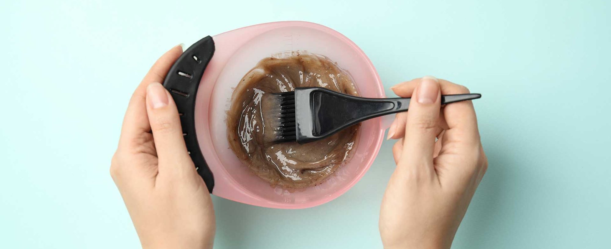 Mulher preparando produto para cabelo