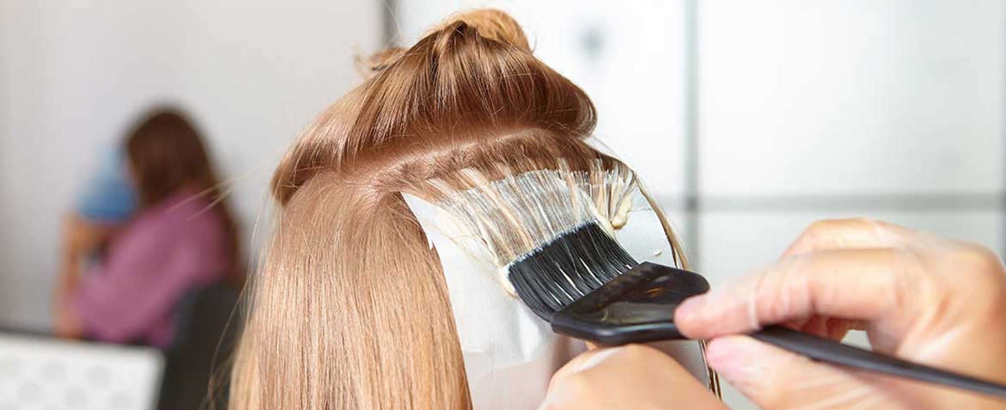 Profissional Passando Colorao Em Cabelo Loiro