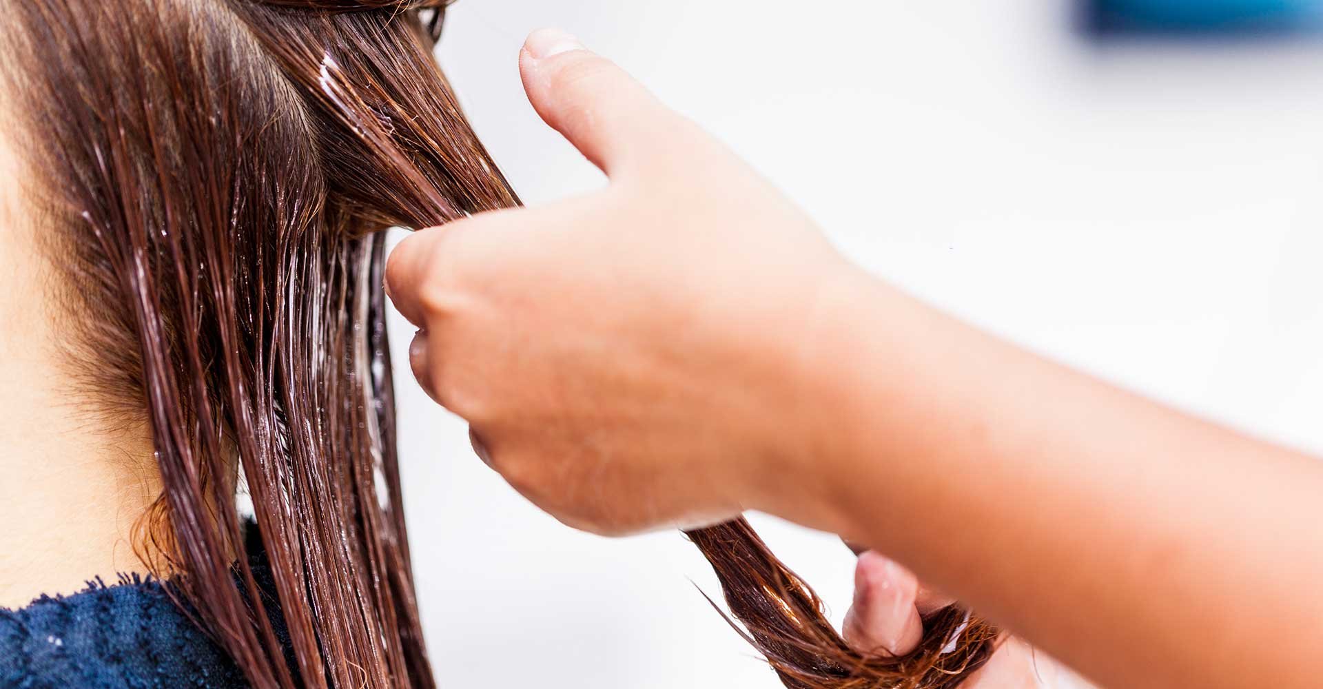 Modelo tendo seu cabelo cuidado
