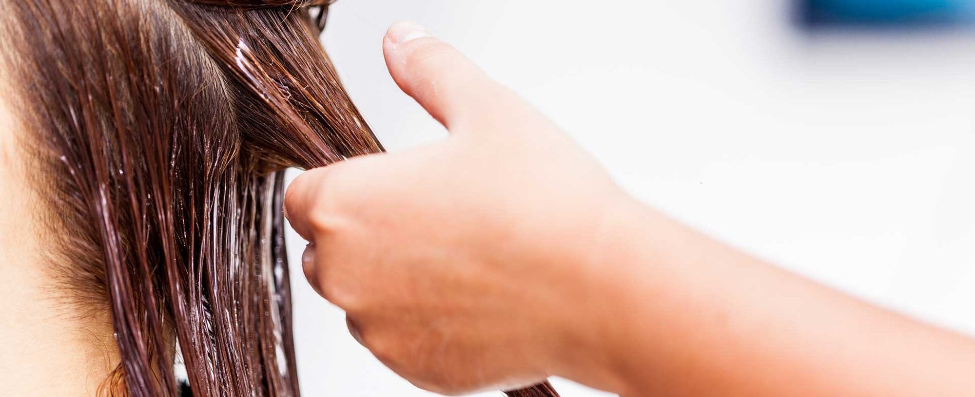 Modelo tendo seu cabelo cuidado