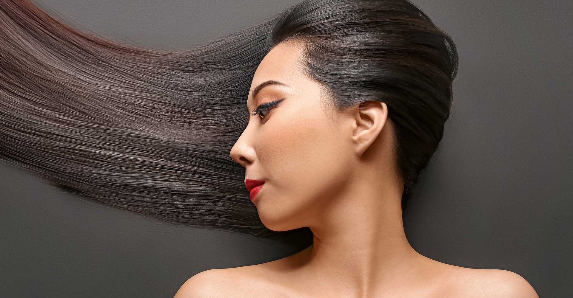 Modelo asiática com longos cabelos castanhos