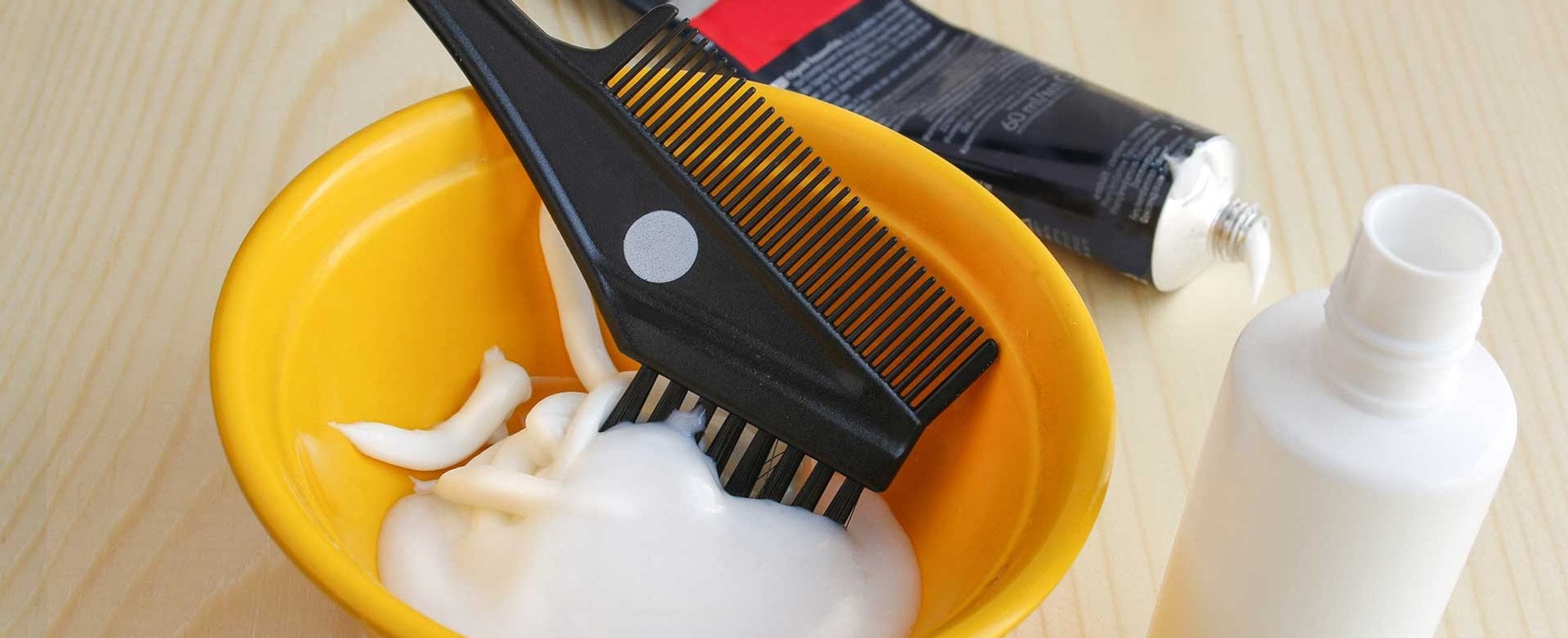 Produtos Para Cabelo Em Recipiente Amarelo