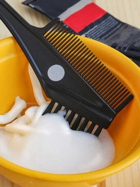 Produtos Para Cabelo Em Recipiente Amarelo