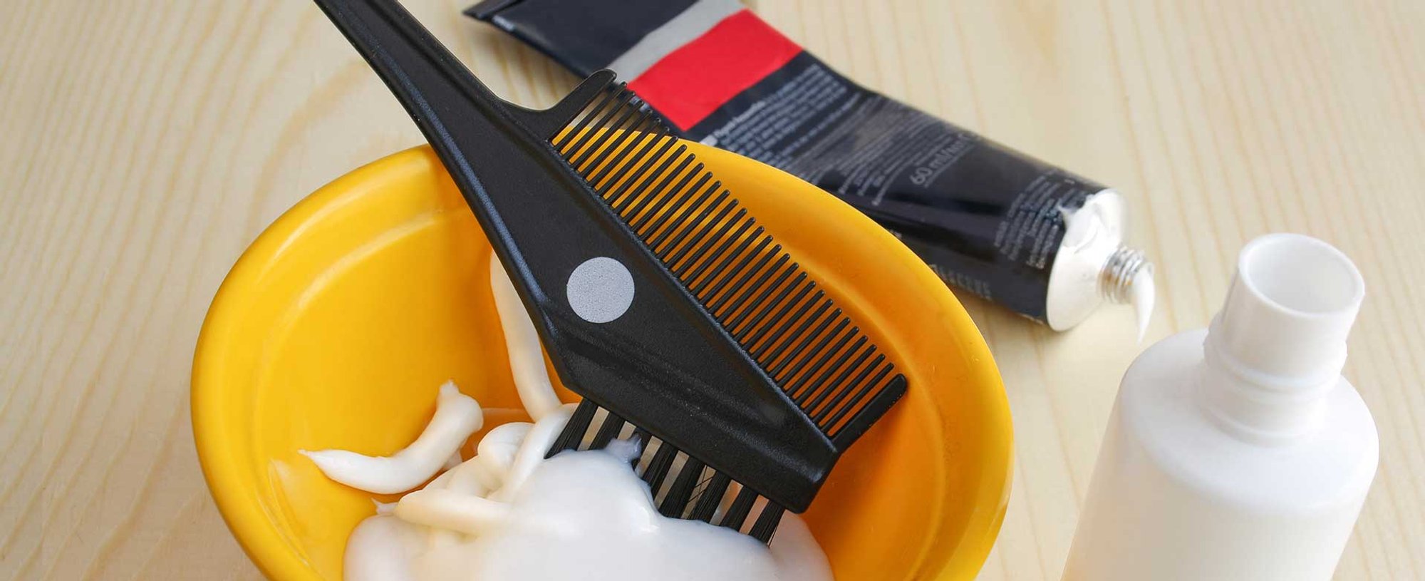 Produtos Para Cabelo Em Recipiente Amarelo