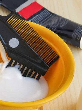 Produtos Para Cabelo Em Recipiente Amarelo