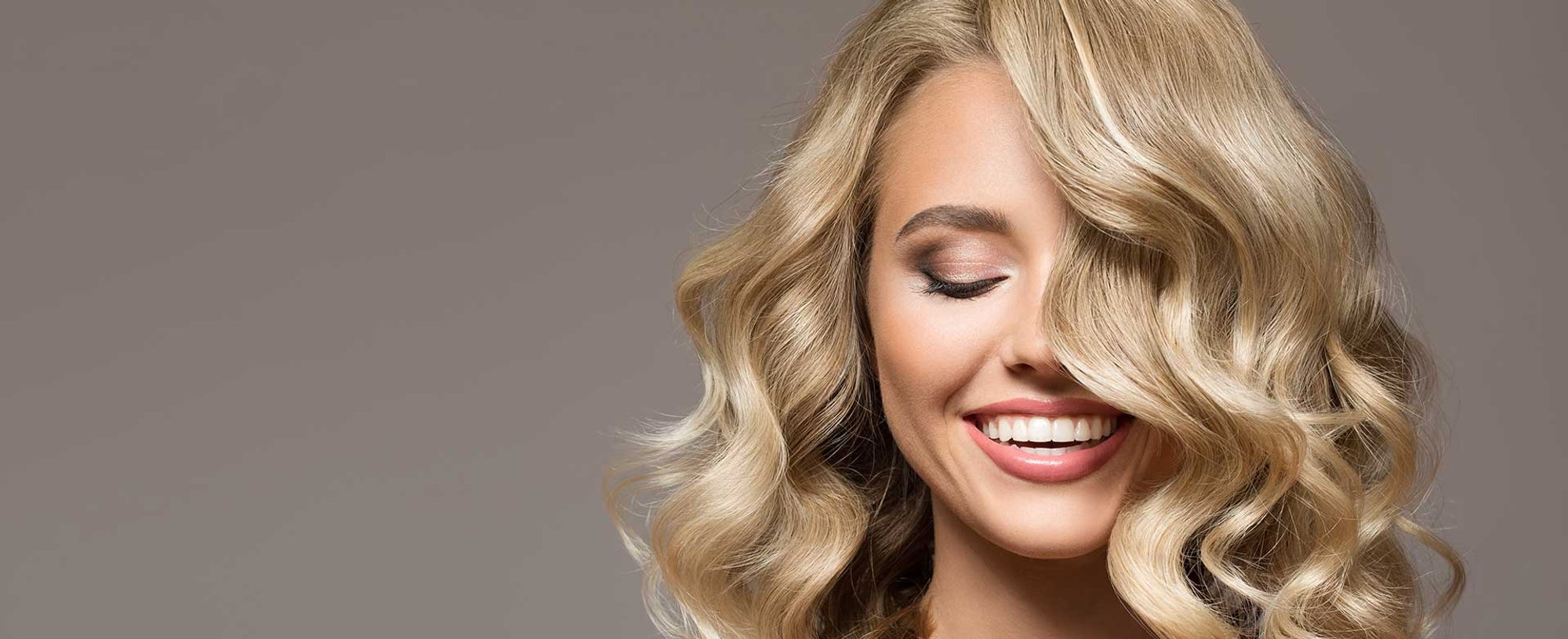 Modelo com cabelo loiro e curto levemente ondulado