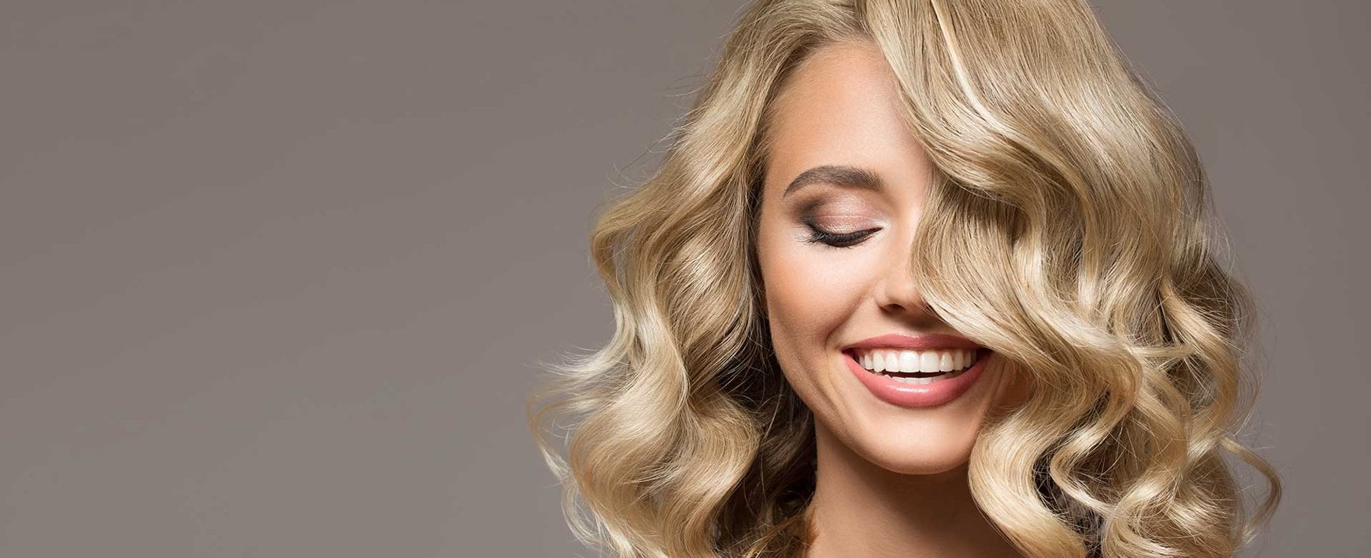 Modelo com cabelo loiro e curto levemente ondulado