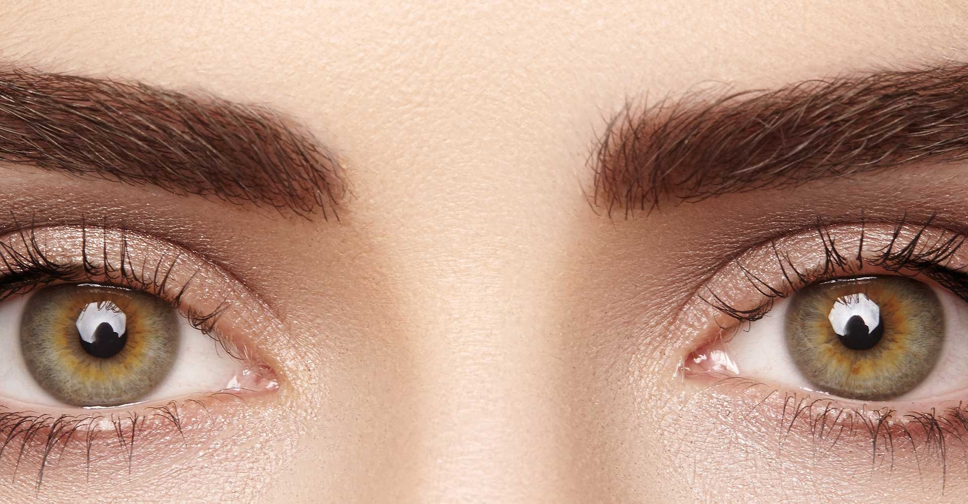 Imagem de uma mulher com foco na suas sobrancelhas