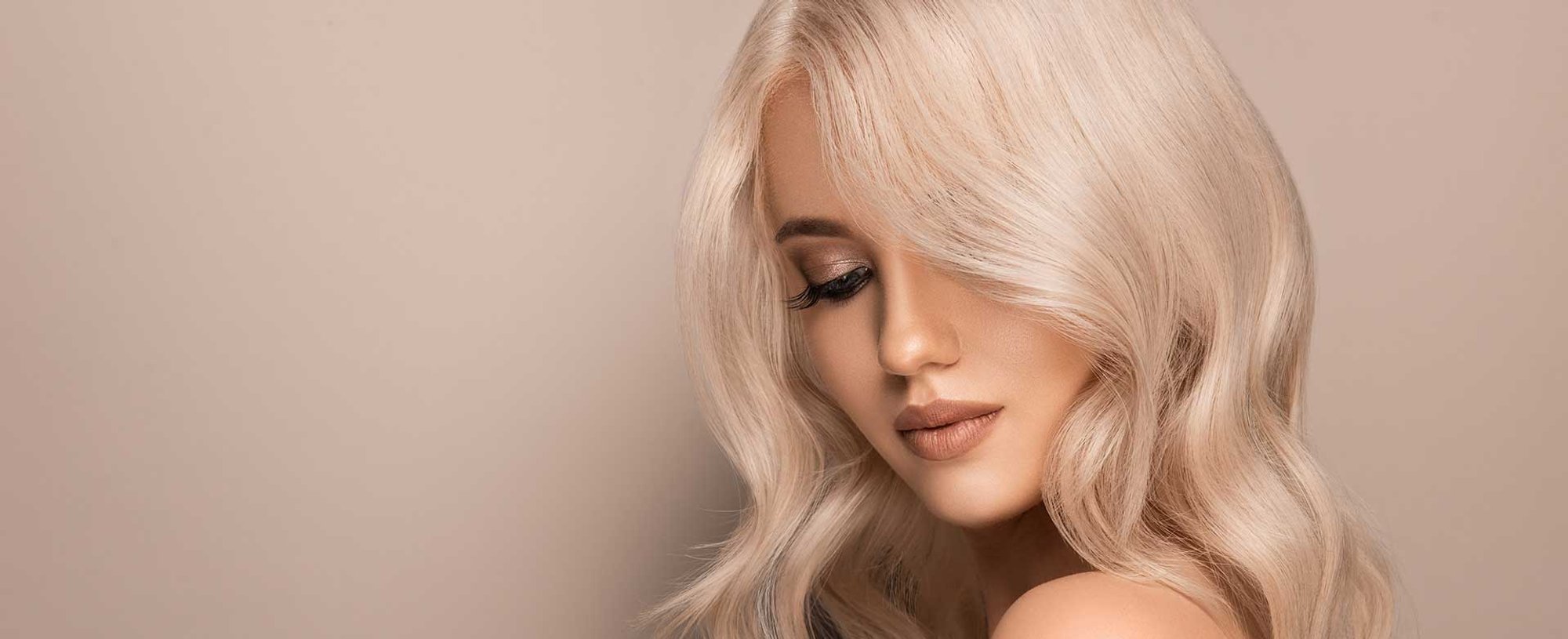 Modelo Loira Com Cabelo Curto