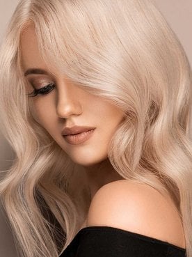 Modelo Loira Com Cabelo Curto