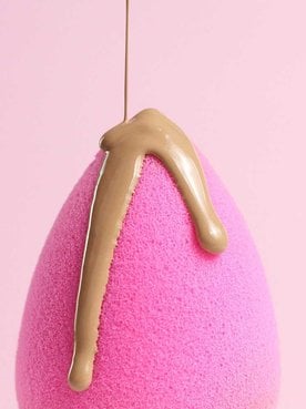 Utenslio De Maquiagem Com Produto Passando Por Cima