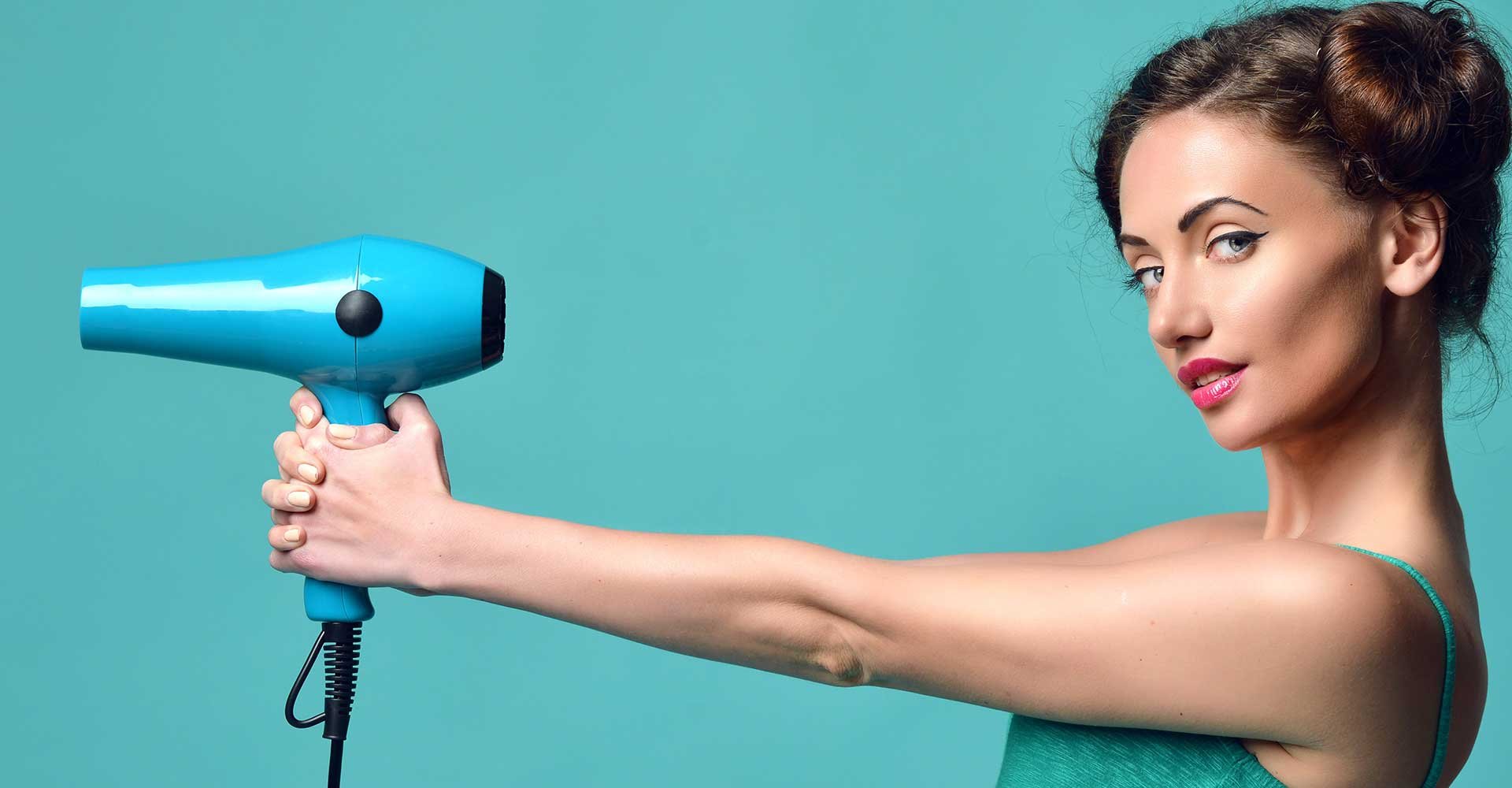 Modelo Com Coque Lateral Segurando Um Secador Azul