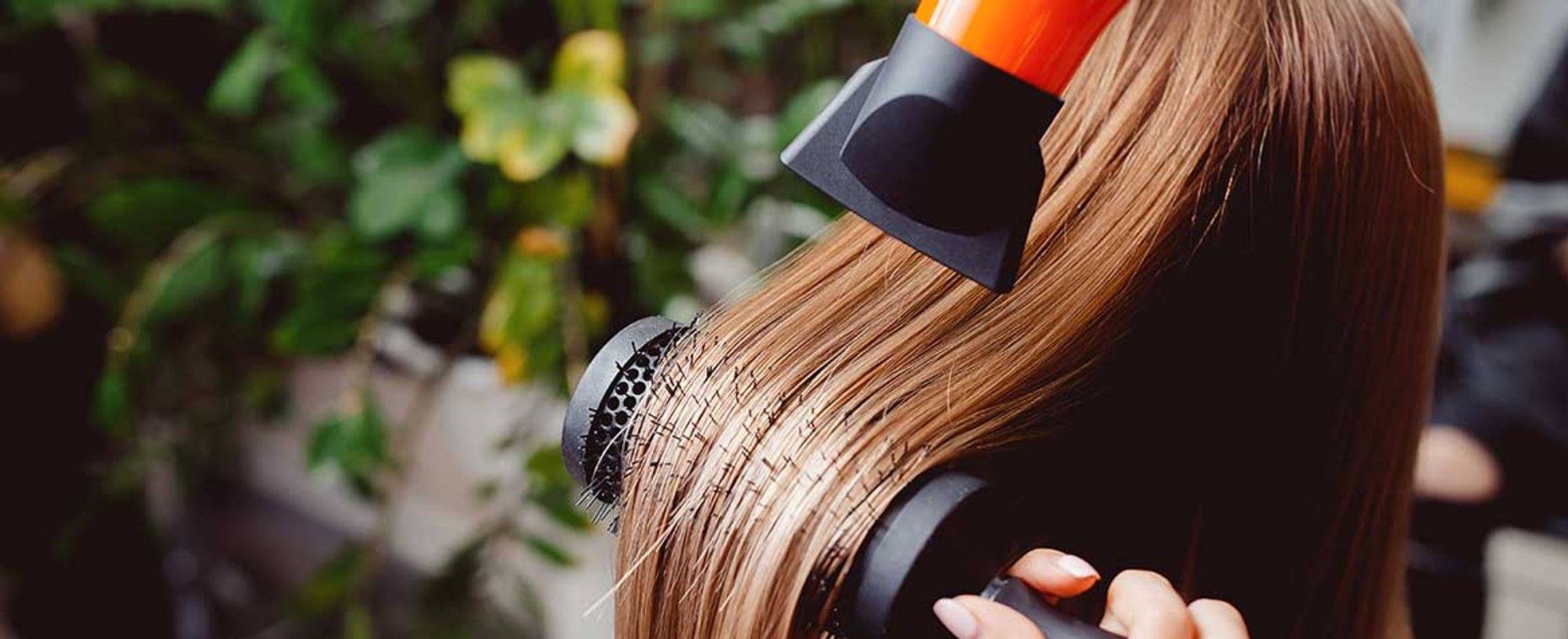 Profissional Passando Escova E Secador No Cabelo De Mulher