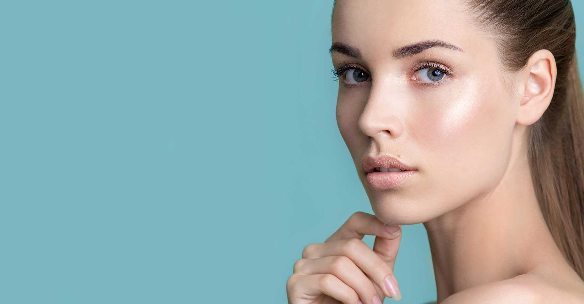 Modelo Loira Olhando Fixamente Para A Frente