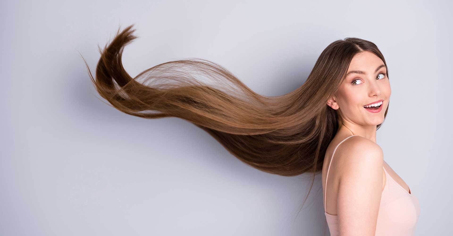 Mulher Jogando Seus Longos Cabelos Castanho Aos Ventos