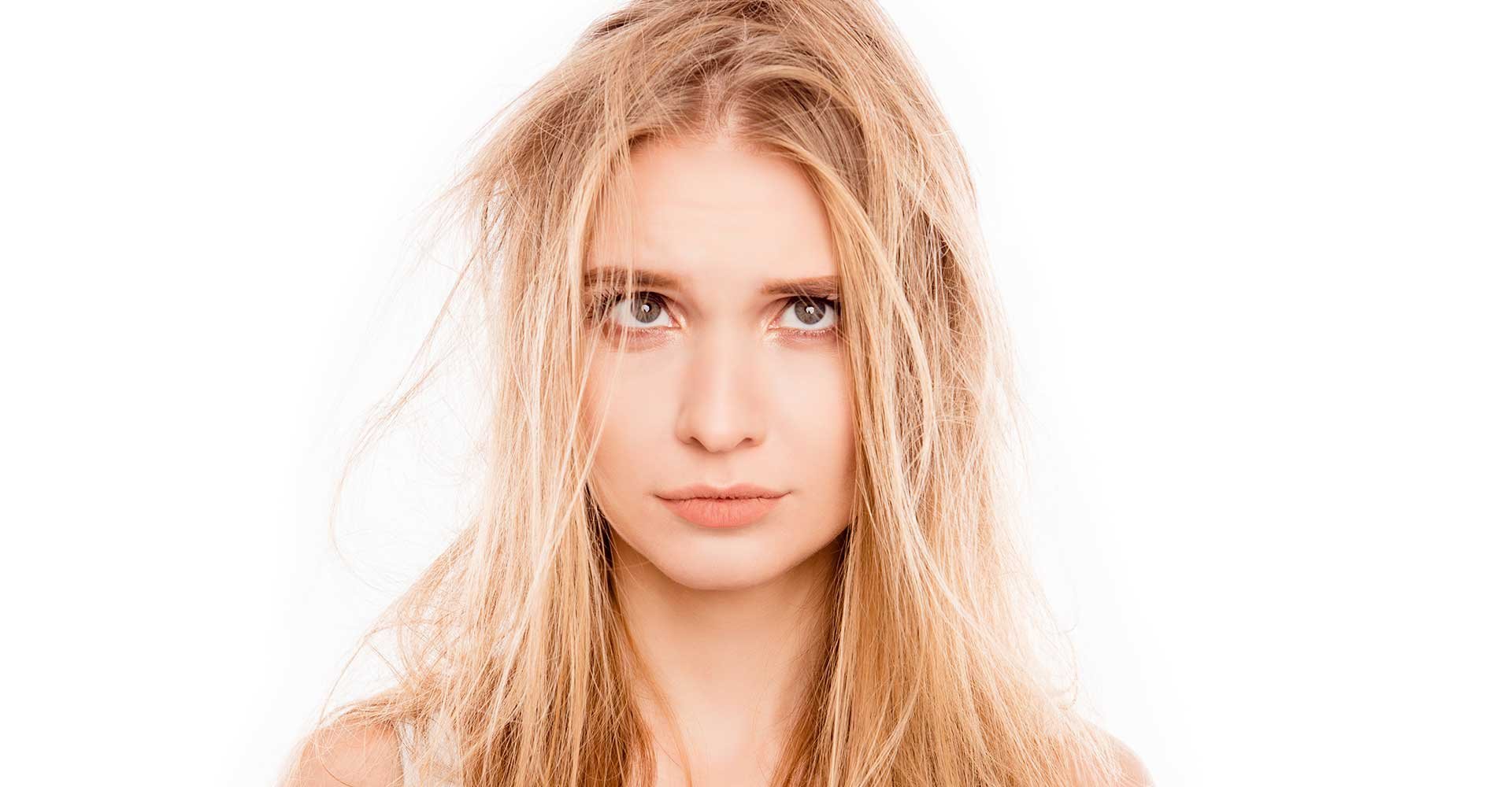 Modelo Loira Com Cabelos Quebradios