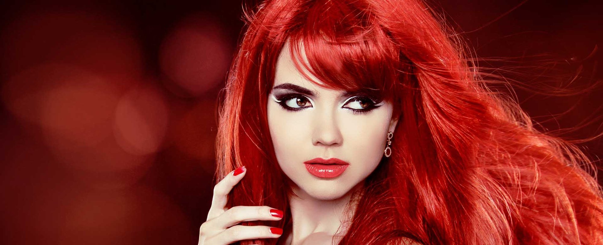 Modelo Com Cabelo Liso E Vermelho Intenso