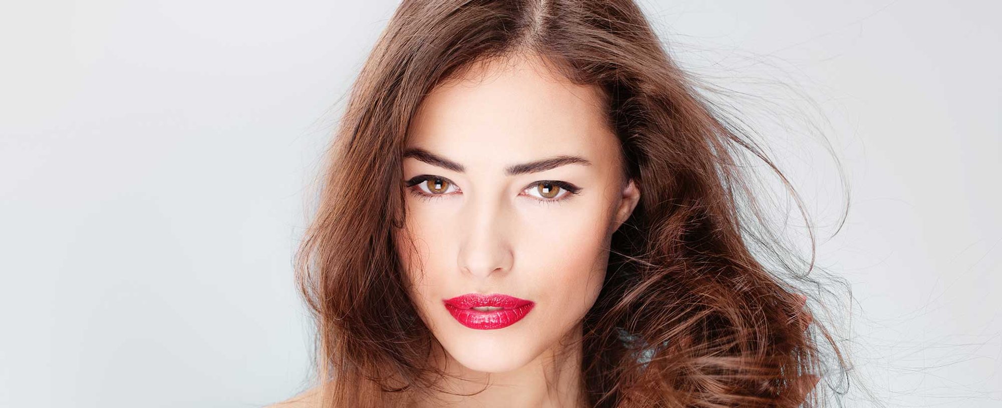Modelo secando seu cabelo com ajuda de um secador