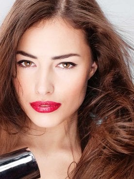 Modelo Secando Seu Cabelo Com Ajuda De Um Secador