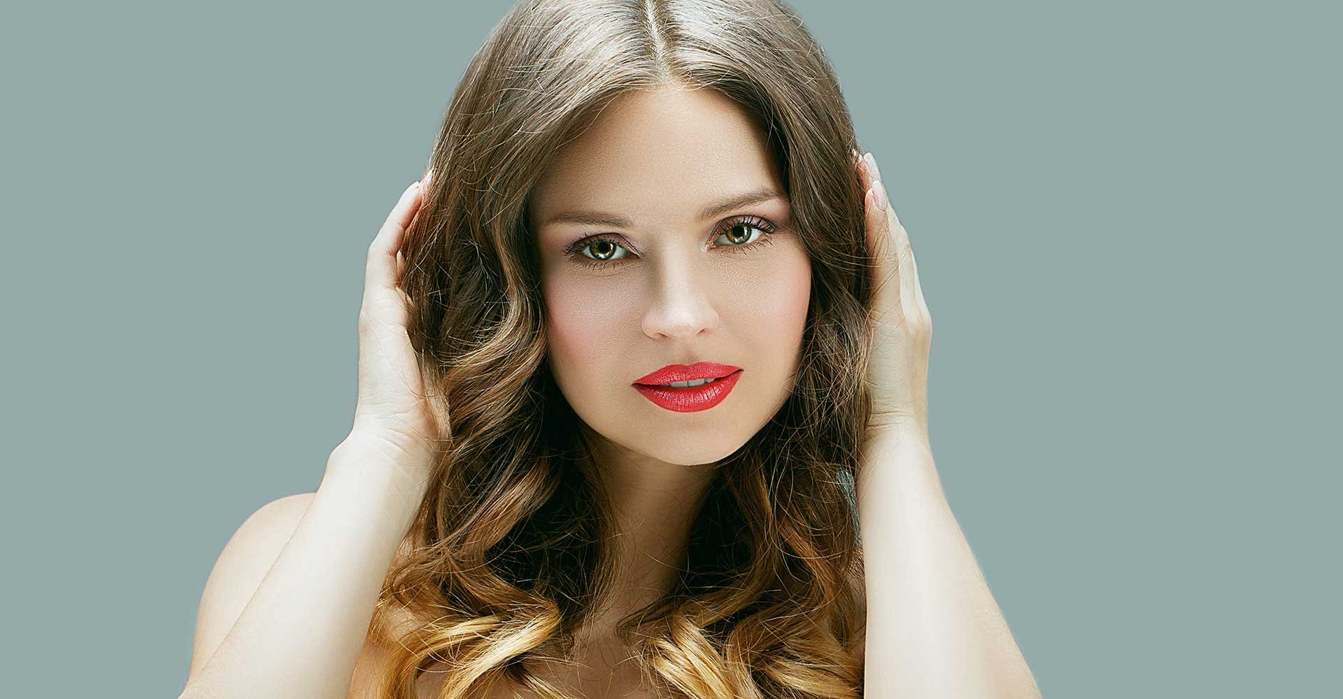 Modelo Com Cabelo Castanho Levemente Ondulados Nas Pontas