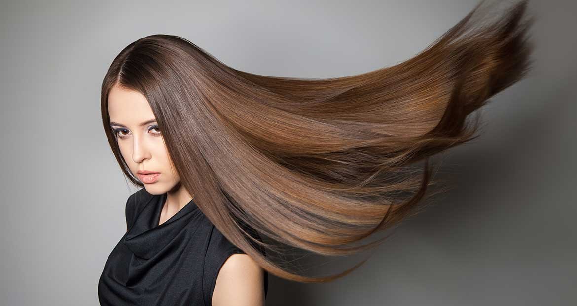 Modelo com longos cabelos castanhos ao vento