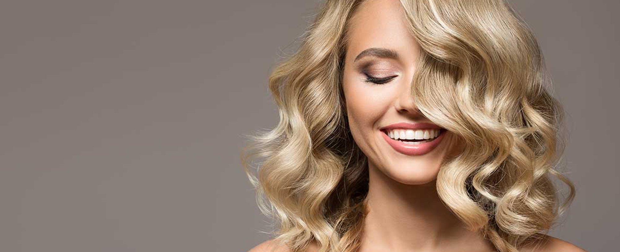 Modelo loira de cabelo curto levemente ondulado
