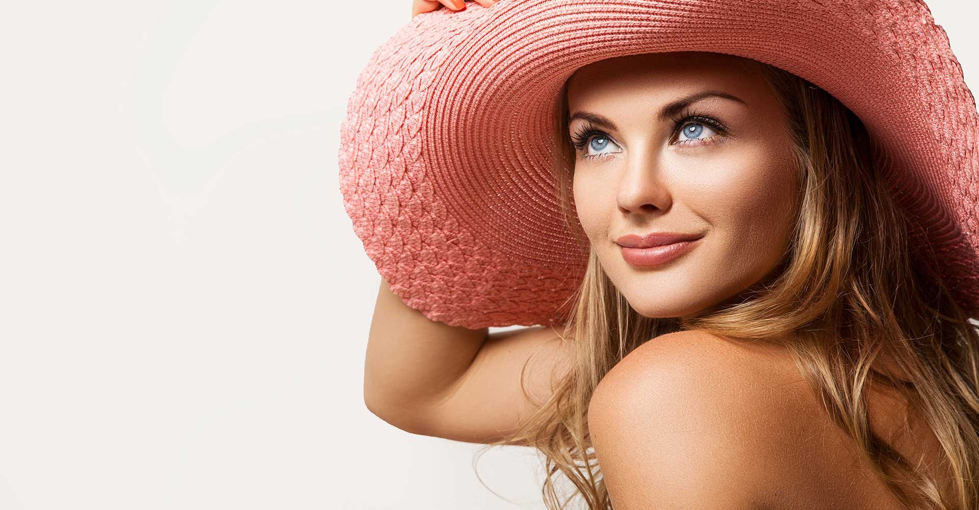 Modelo loira com cum chapu rosa