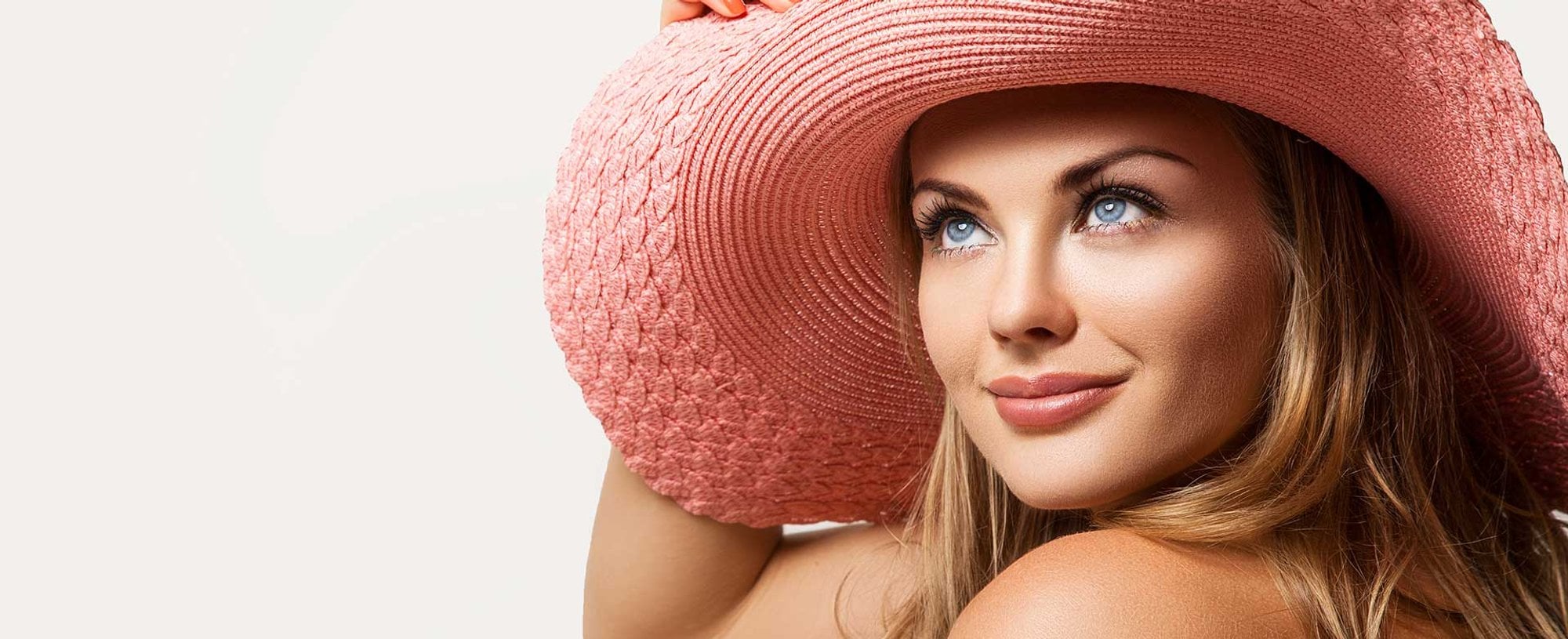 Modelo loira com cum chapu rosa