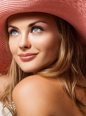 Modelo loira com cum chapu rosa