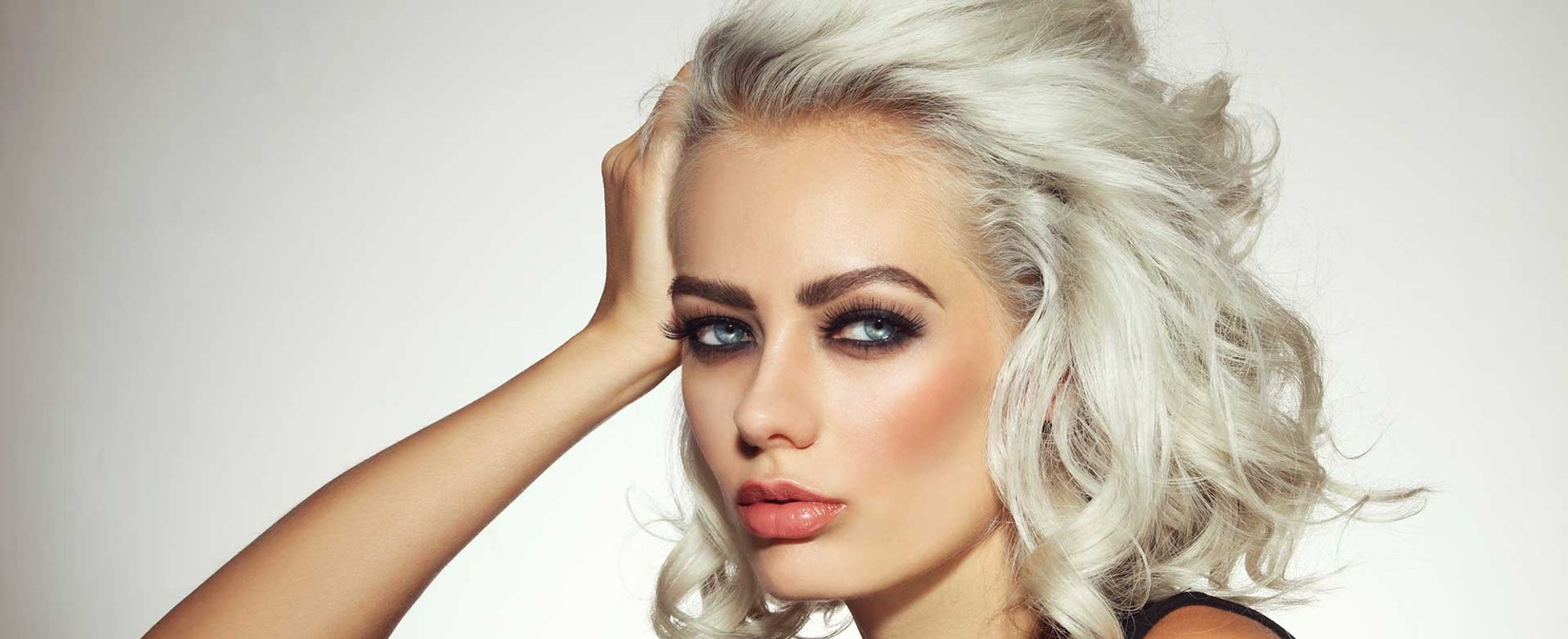 Modelo de cabelo curto e platinado